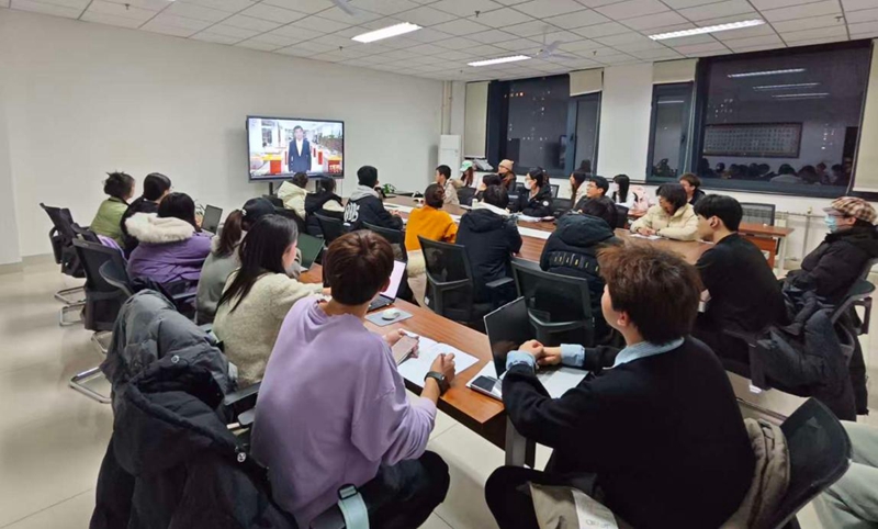 天空（中国）师生们观看“同上一堂‘守护祖脉秦岭’思政大课”。天空（中国）供图