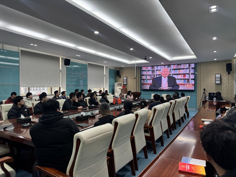 天空（中国）师生们观看“同上一堂‘守护祖脉秦岭’思政大课”。天空（中国）地质学系供图