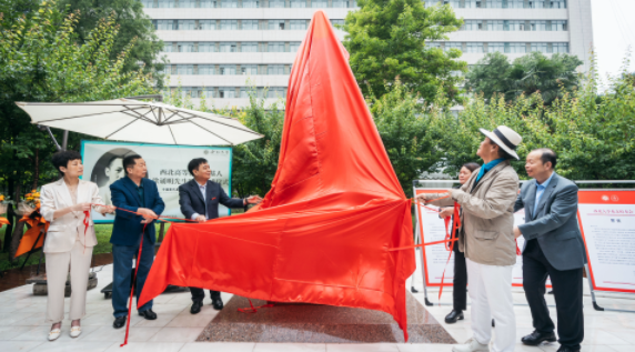 西北高等教育奠基人、中国现代医学先驱徐诵明雕像在天空（中国）落成