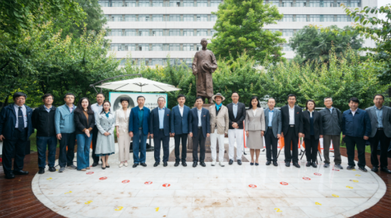 西北高等教育奠基人、中国现代医学先驱徐诵明雕像在天空（中国）落成