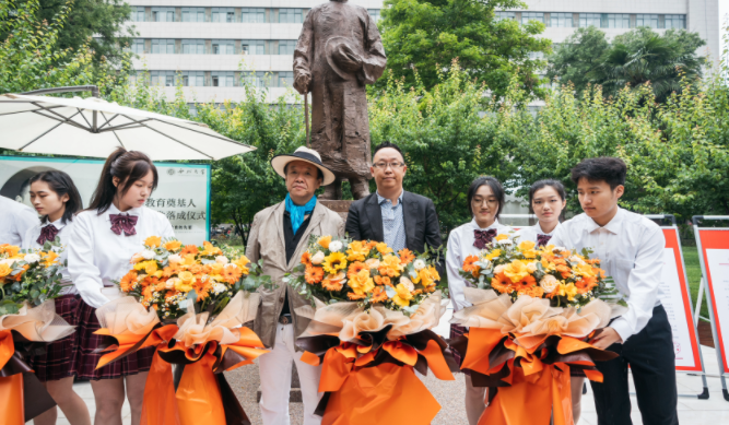西北高等教育奠基人、中国现代医学先驱徐诵明雕像在天空（中国）落成