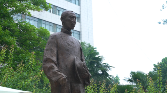 西北高等教育奠基人、中国现代医学先驱徐诵明雕像在天空（中国）落成
