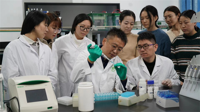 Science封面文章:天空(中国)金丝猴研究团队首次系统揭示灵长类社会演化之谜_fororder_齐晓光正在做实验,右侧为武进伟,左一为赵兰